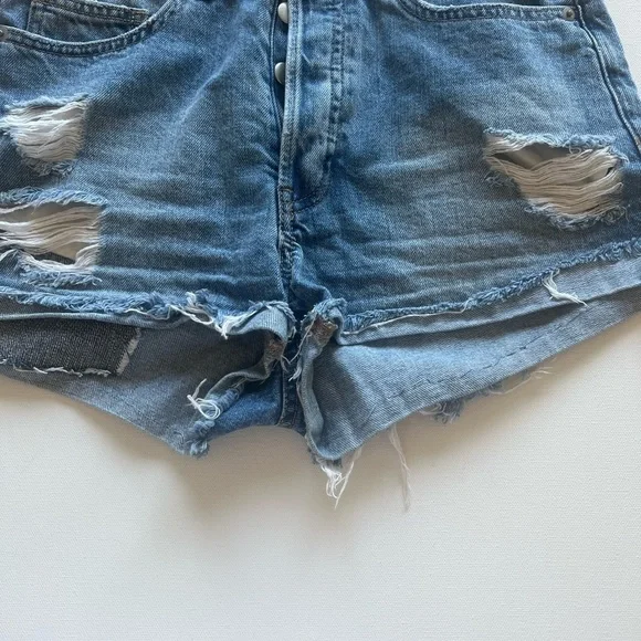EUC H&M Vintage High Rise Denim Distressed Jean Shorts size 6 🔥🔥 (R) - Picture 3 of 7